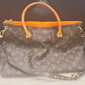 Louis Vuitton Shoulder bag.